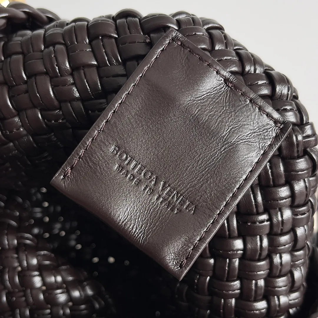 Batch 3760 BV collectible small woven handbags are really YYDS!! Bottega Veneta’s most classic small woven handbags are back! ! We use the highest quality leather with the highest craftsmanship❤️ to create the most expensive works. We have created the Intrecciato leather weaving process❤️ This unique traditional exclusive leather weaving method has not only become our logo but also reflects the time-consuming and labor-intensive craftsmanship of our products❤️ The new TOSCA handbag must be a selection worth collecting🆕 Style number: 776755 Size: 20*15.5*7cm